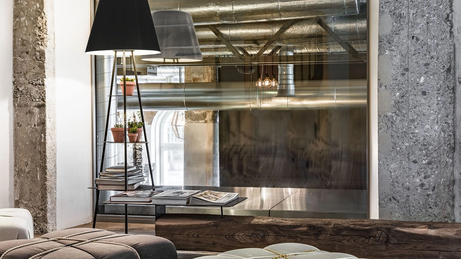 Lampada da terra in metallo con mensole TRIBECA di Moog