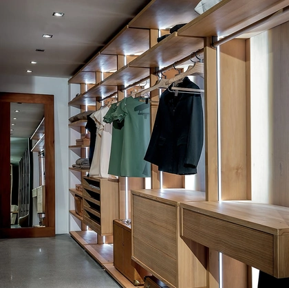 Cabina Armadio Avant Open in listellare e legno massello con interni in cedro profumato di Riva1920