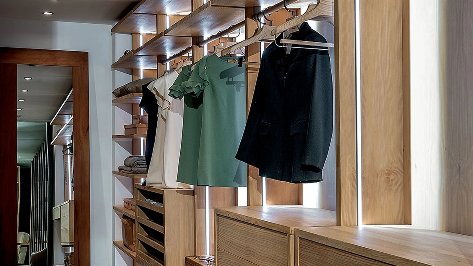 Cabina Armadio Avant Open in listellare e legno massello con interni in cedro profumato di Riva1920