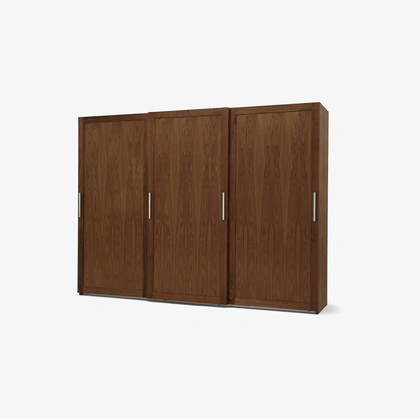 Armadio con ante scorrevoli Hangar in legno massello con maniglie in metallo di Riva1920