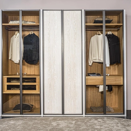 Armadio Riga in listellare e legno massello, con ante a battente in vetro o legno di Riva1920