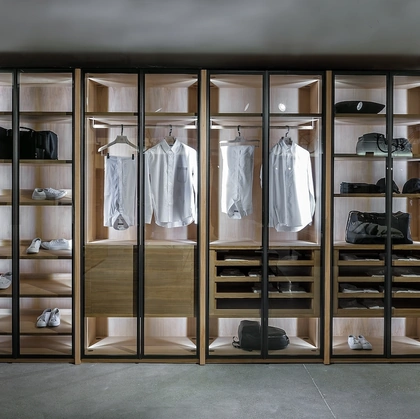 Armadio Avant-01 in listellare e legno massello con ante a battente in vetro con telaio in alluminio laccato di Riva1920