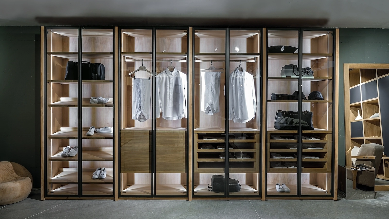 Armadio Avant-01 in listellare e legno massello con ante a battente in vetro con telaio in alluminio laccato di Riva1920