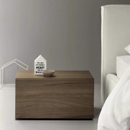 Comodino in noce All Night di Kristalia