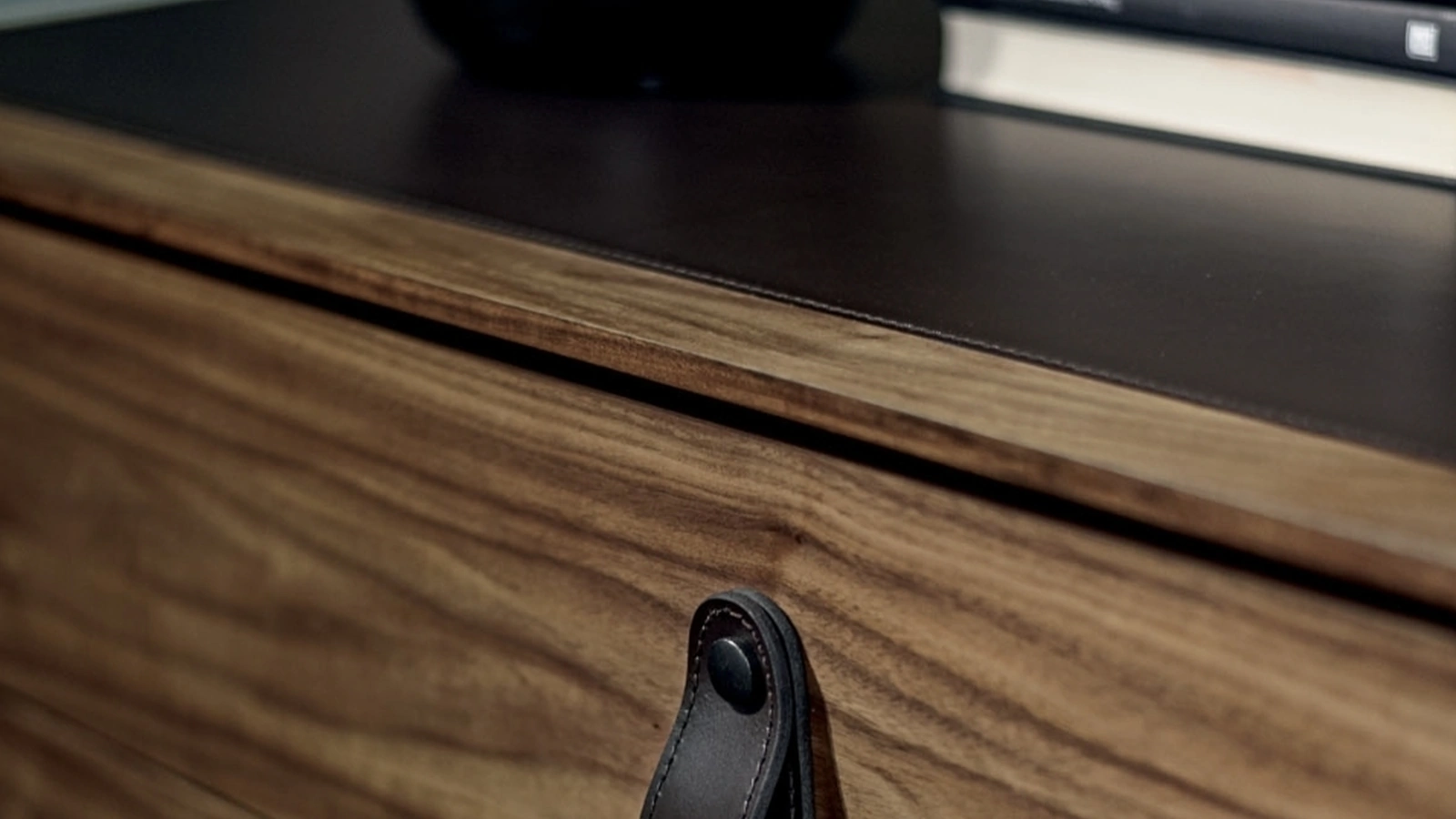 Comò Rialto Night Fly Dresser in listellare e legno massello con maniglie in cuoio di Riva1920