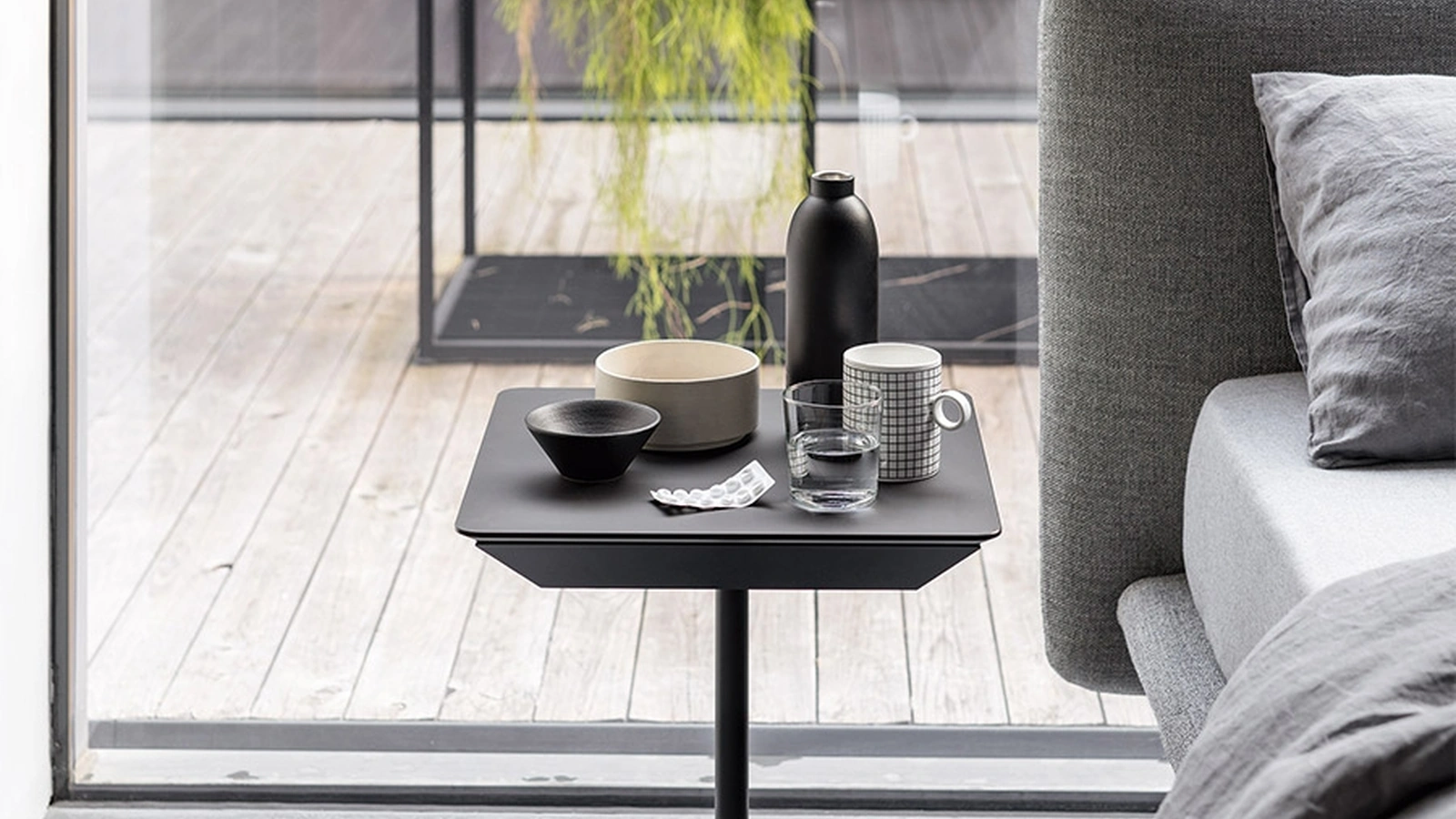 Comodino Tag in laminato di Kristalia