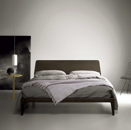 Letto in legno con testiera Bun di Kristalia