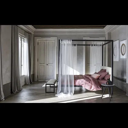 Letto a baldacchino con struttura in legno di frassino massello e testiera rivestita in tessuto Ceylon di Bolzan Letti