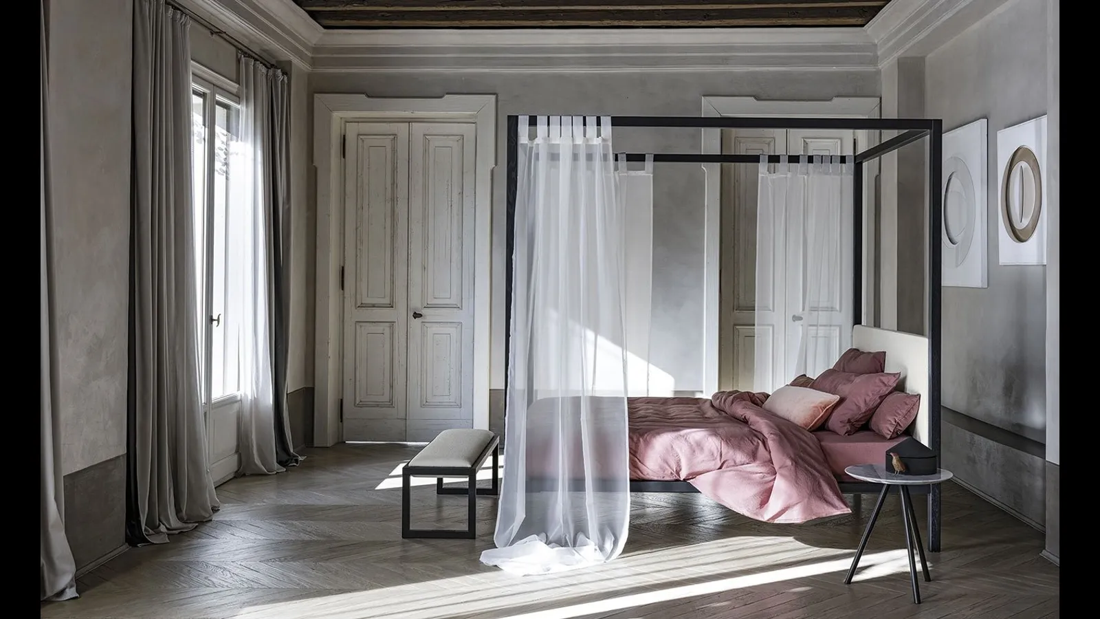 Letto a baldacchino con struttura in legno di frassino massello e testiera rivestita in tessuto Ceylon di Bolzan Letti