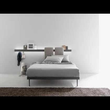 Letto in metallo con pannelli scorrevoli, imbottiti e removibili da agganciare alla barra fissata alla parete Groove Run di Caccaro