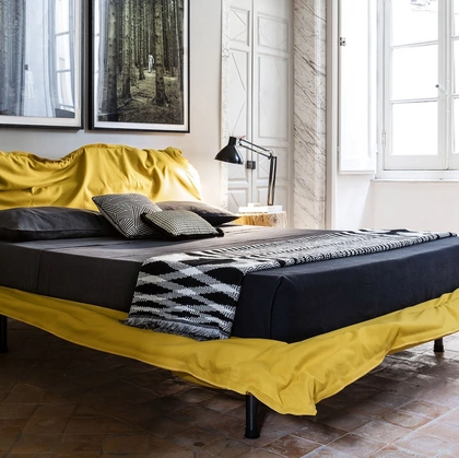 Letto di design effetto stropicciato Big Hug di Mogg
