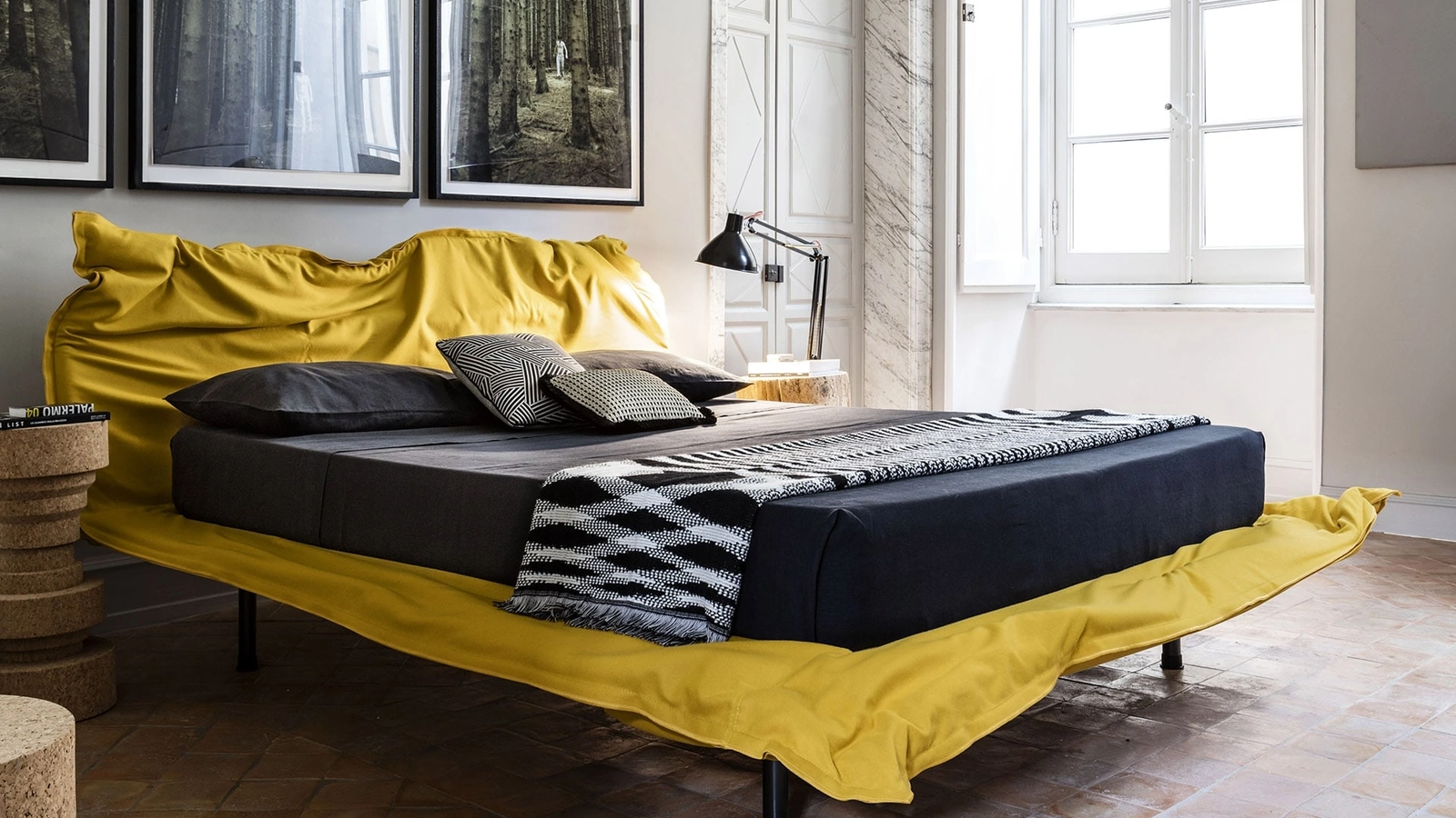 Letto di design effetto stropicciato Big Hug di Mogg