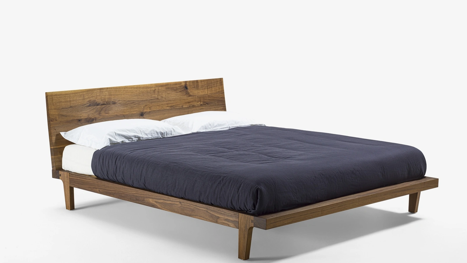 Letto con testiera Revo Bed interamente realizzato in legno massello di Riva1920
