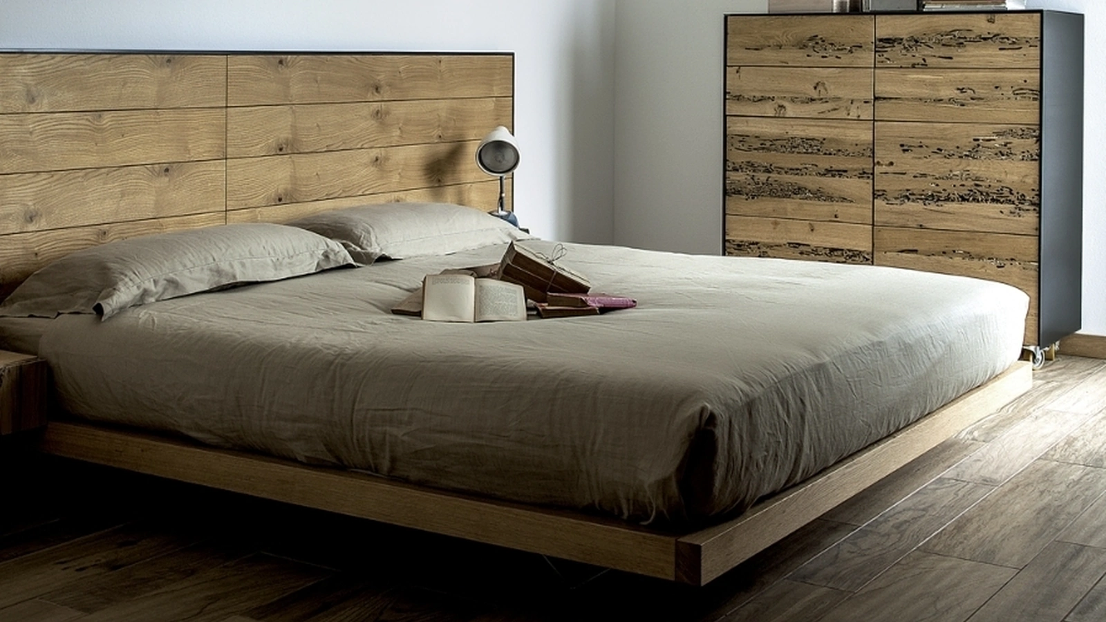 Letto con testiera con comodini integrati in legno Rialto Bed di Riva1920