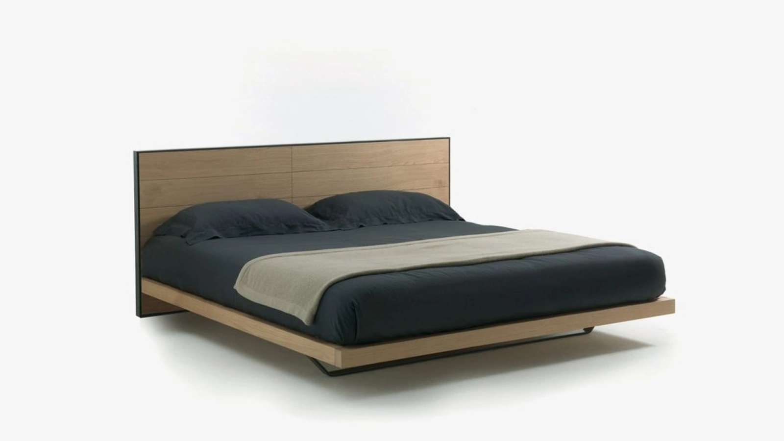 Letto in legno con testiera incorniciata da una struttura in ferro Rialto Bed 1 di Riva1920