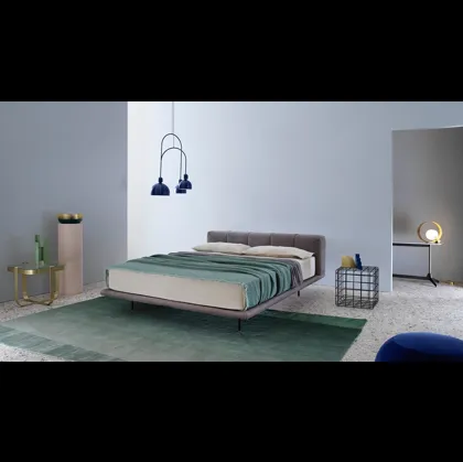 Letto matrimoniale con testiera in tessuto imbottito Pixel Air di Saba