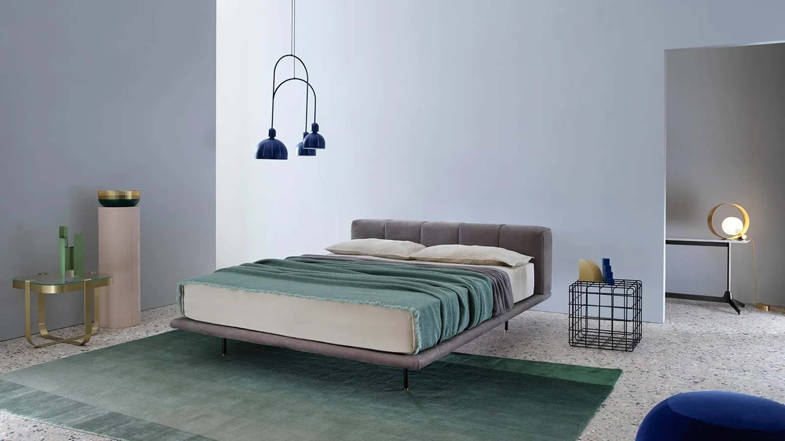 Letto matrimoniale con testiera in tessuto imbottito Pixel Air di Saba