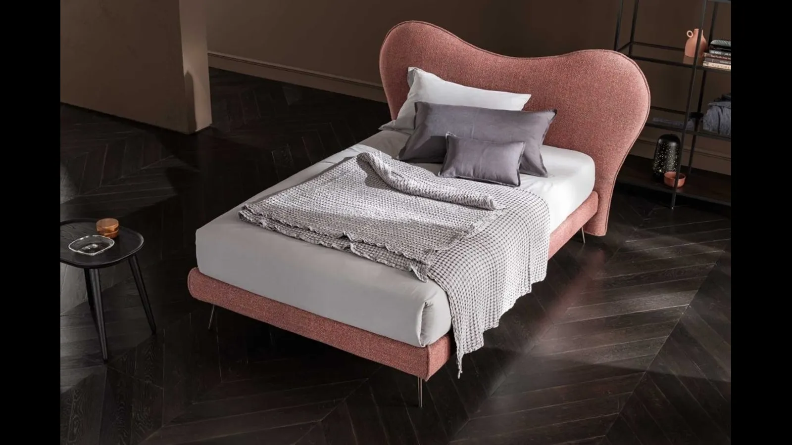 Letto singolo con testiera sagomata in tessuto imbottito Soul Young Mickey di Altrenotti