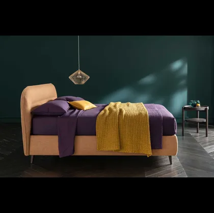 Letto in tessuto imbottito con testiera Soul Maui di Altrenotti