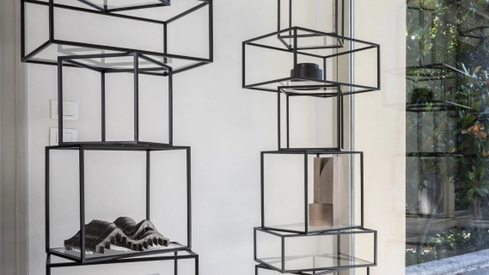 Libreria in metallo con ripiani in cristallo Babylon di Mogg