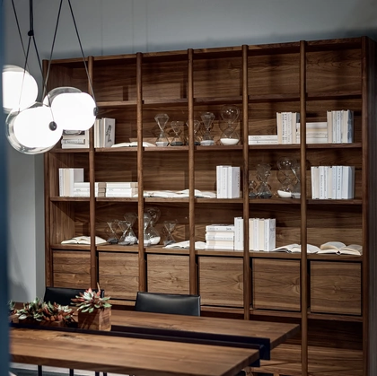 Libreria a muro Biblio in listellare impiallacciato di Riva1920