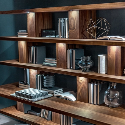 Libreria divisoria Bookshelf in listellare impiallacciato con faretti di Riva1920