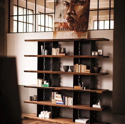 Libreria Brie in legno massello caratterizzata da due colonne costituite da carter in ferro intersecate da mensole con bordi anteriori naturali di Riva1920