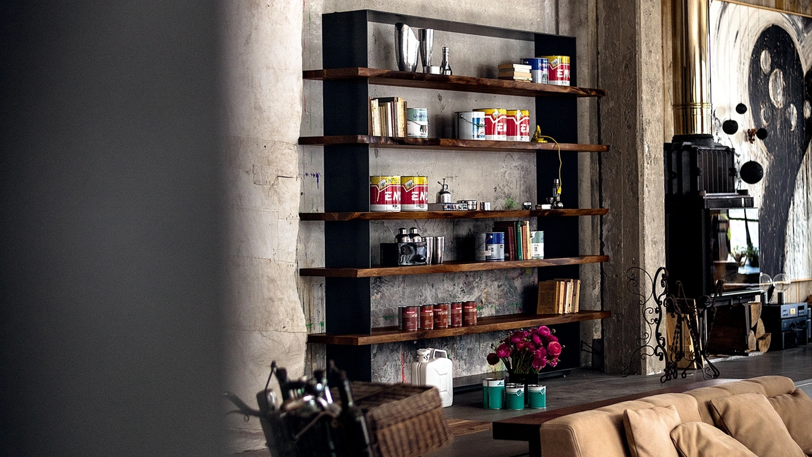 Libreria Crazy realizzata in legno massello caratterizzata da una sottile cornice in ferro e mensole con bordi anteriori naturali che si intersecano e fuoriescono dalla struttura di Riva1920