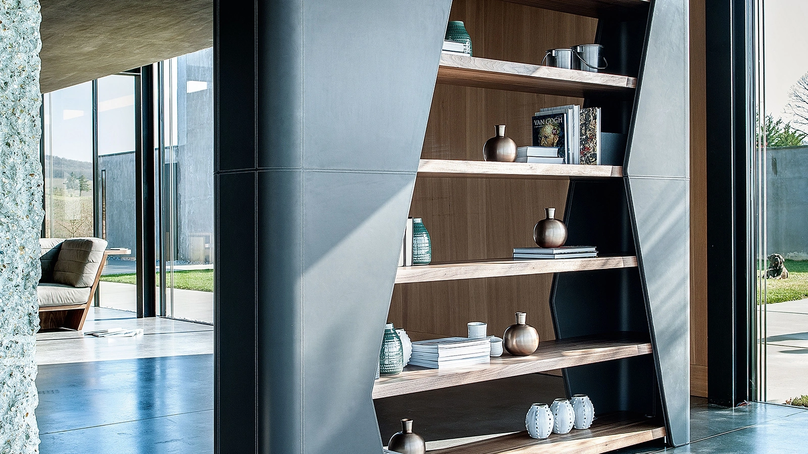 Libreria divisoria Finesse in legno con montanti rivestiti in cuoio di Riva1920