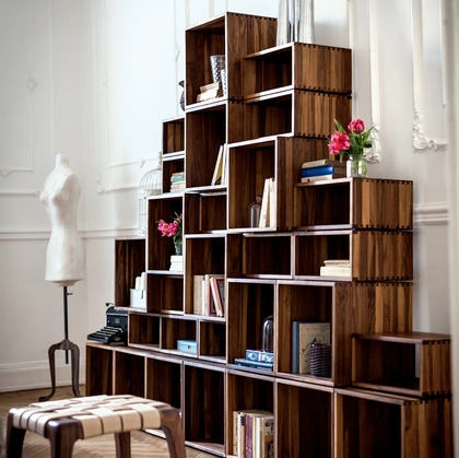 Libreria Freedom in legno massello costituita da moduli componibili impilabili ed accostabili tra loro di Riva1920