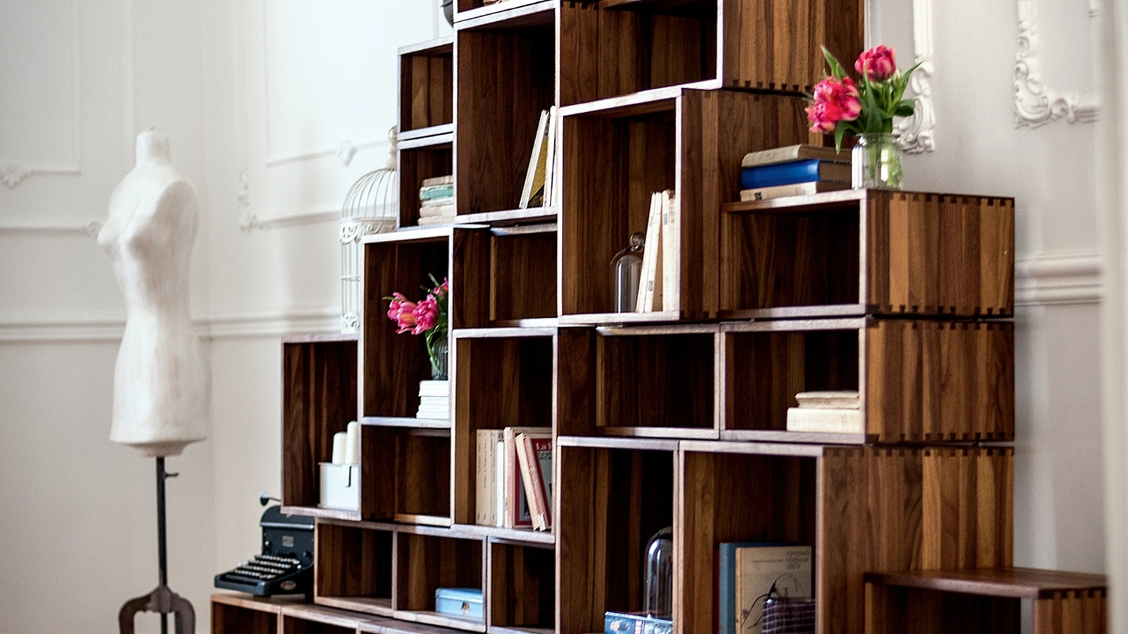 Libreria Freedom in legno massello costituita da moduli componibili impilabili ed accostabili tra loro di Riva1920