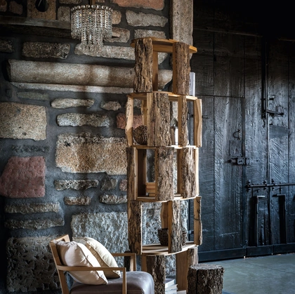 Libreria di design Il Briccolone realizzata in legno di Briccola e ripiani in rovere di Riva1920