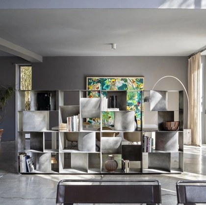 Libreria divisoria di design in metallo Judd Base di Mogg