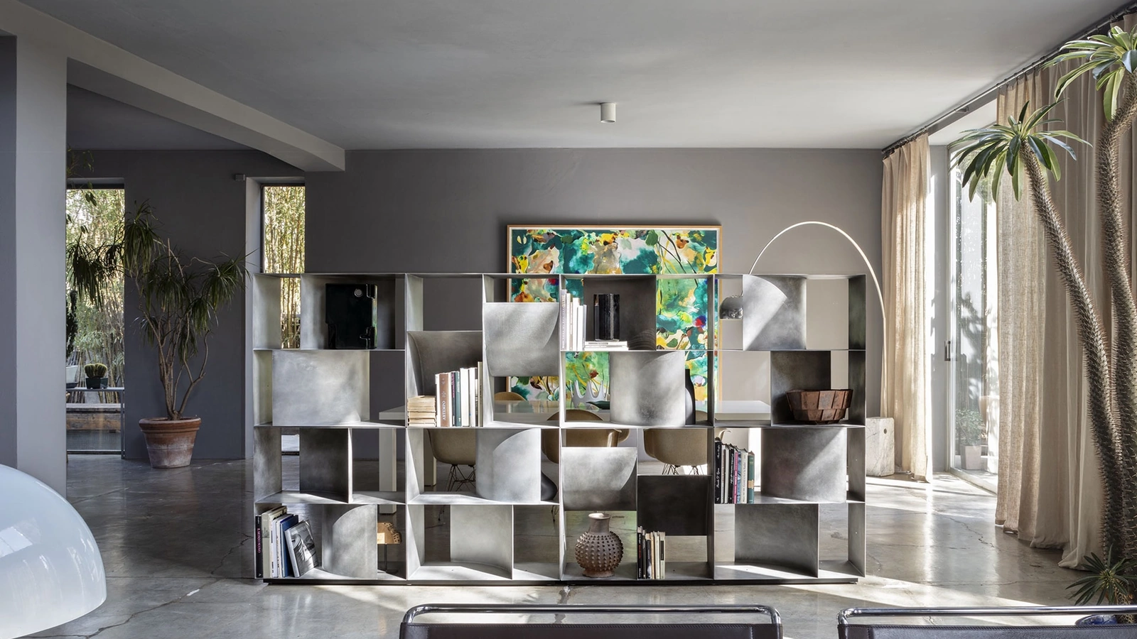 Libreria divisoria di design in metallo Judd Base di Mogg