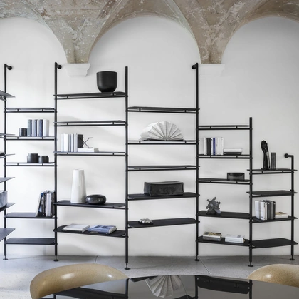 Libreria in metallo con ripiani in larice termotrattato Levante di Mogg