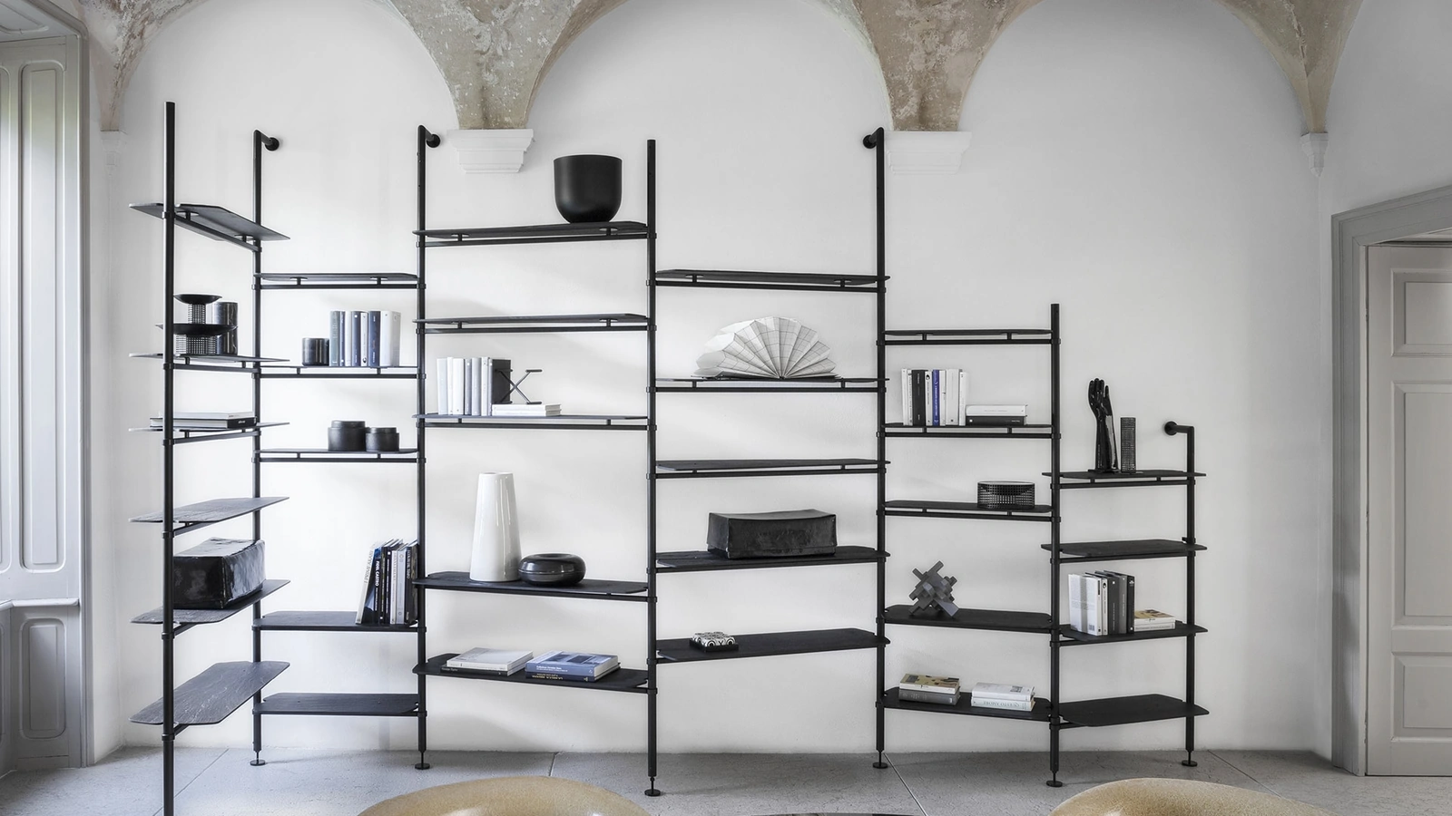 Libreria in metallo con ripiani in larice termotrattato Levante di Mogg