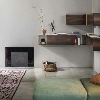 Libreria sospesa in metallo e placcata in legno di  Eucalipto Partout Wall Unit di Mogg