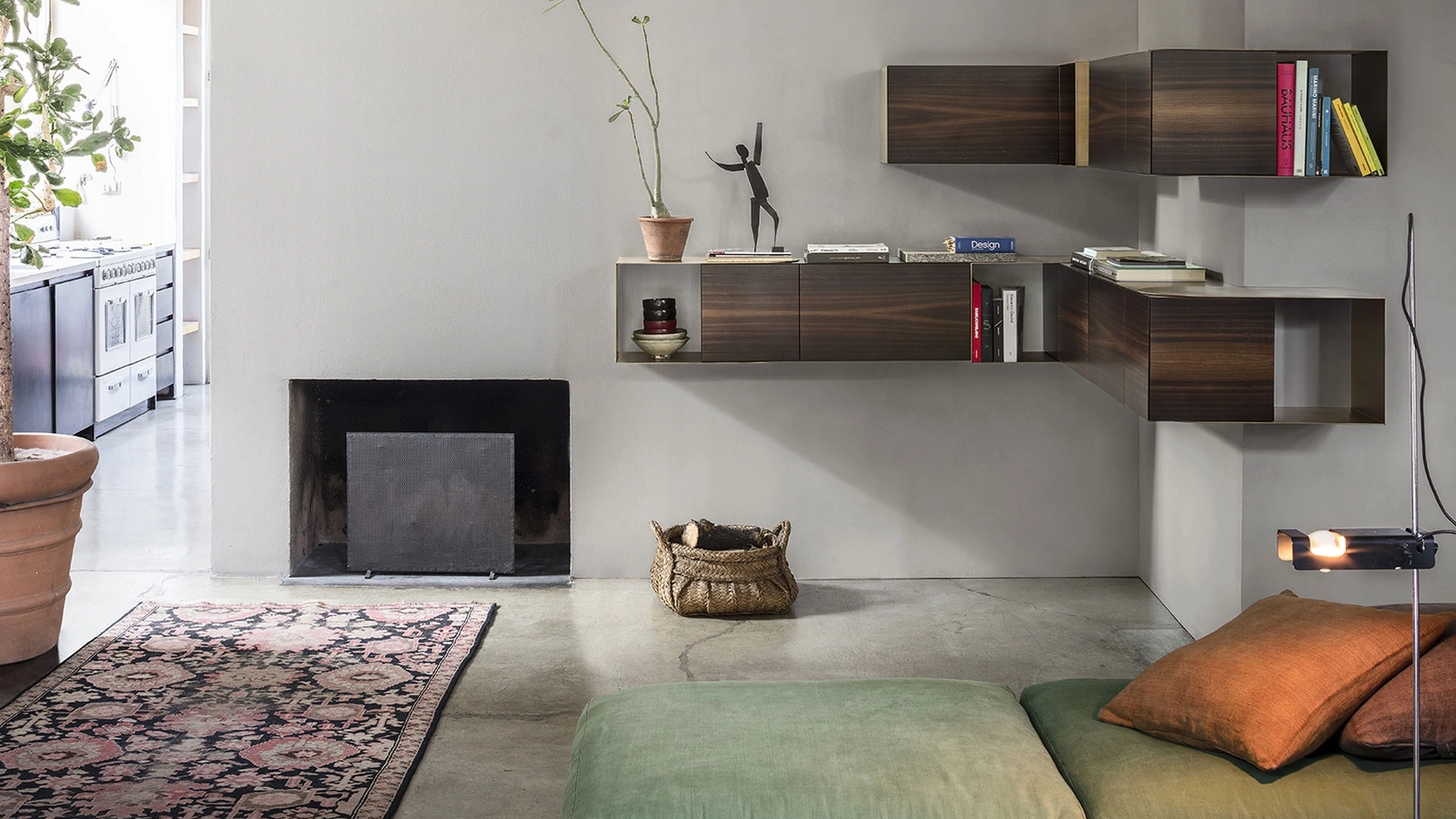 Libreria sospesa in metallo e placcata in legno di  Eucalipto Partout Wall Unit di Mogg