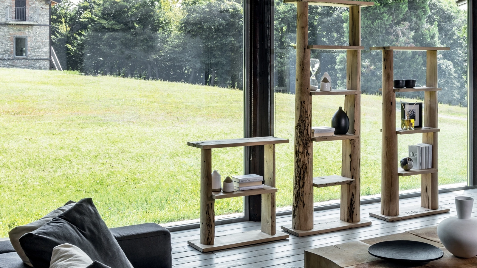 Libreria Notch Shelf realizzata in tre altezze interamente in Briccola di Riva1920