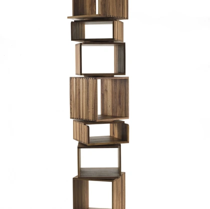 Libreria Step by Step costituita da moduli in legno massello impilati a colonna su base girevole di Riva1920