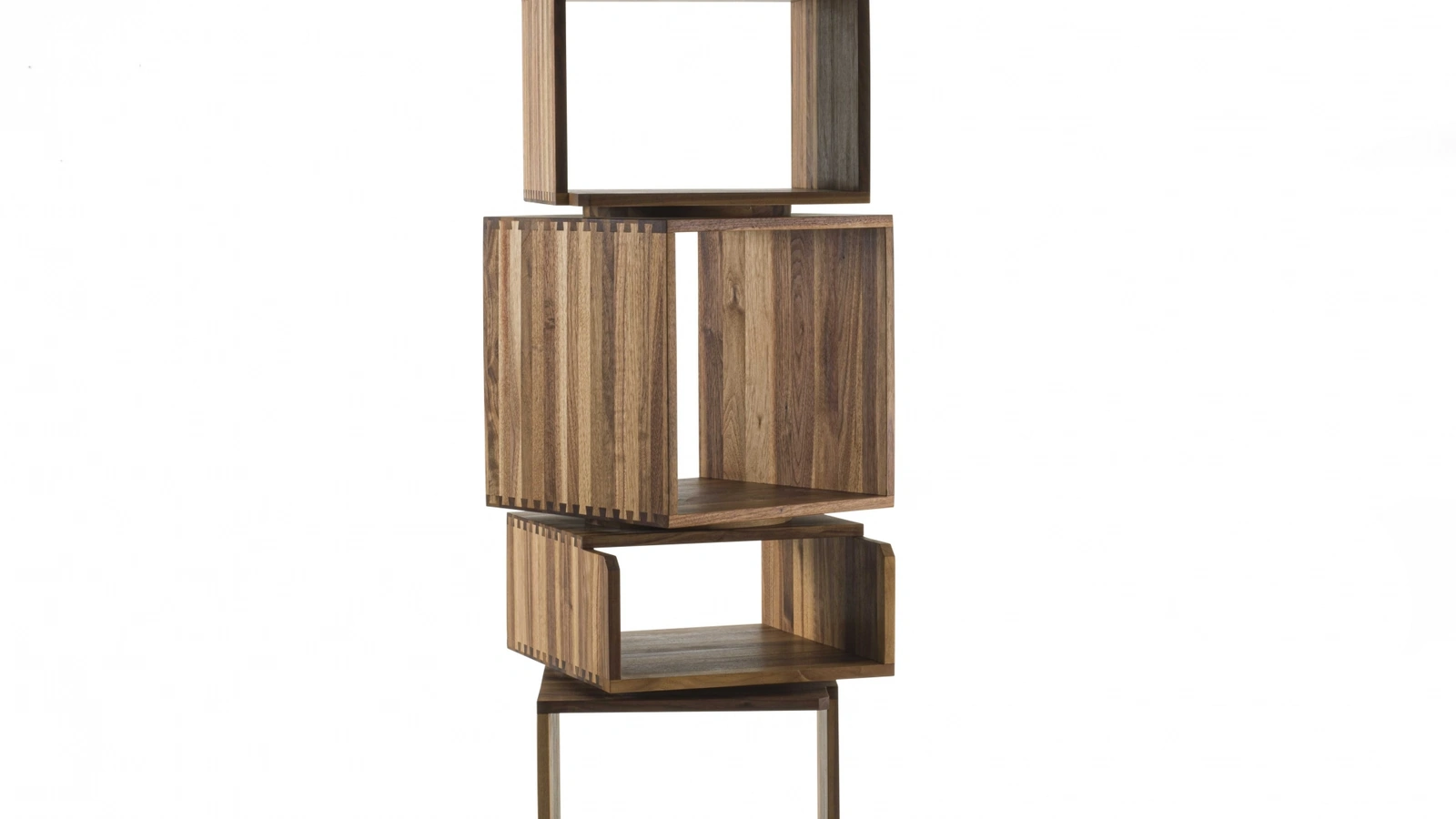 Libreria Step by Step costituita da moduli in legno massello impilati a colonna su base girevole di Riva1920