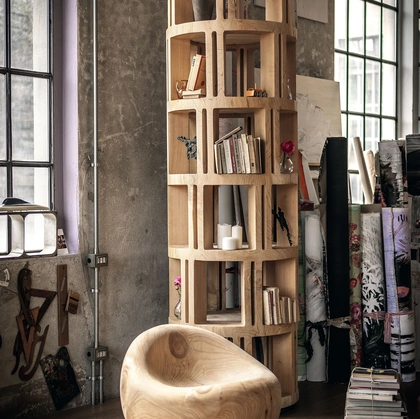 Libreria a colonna Torre Lignea realizzata in legno massello di cedro profumato lavorato da un blocco unico di Riva1920