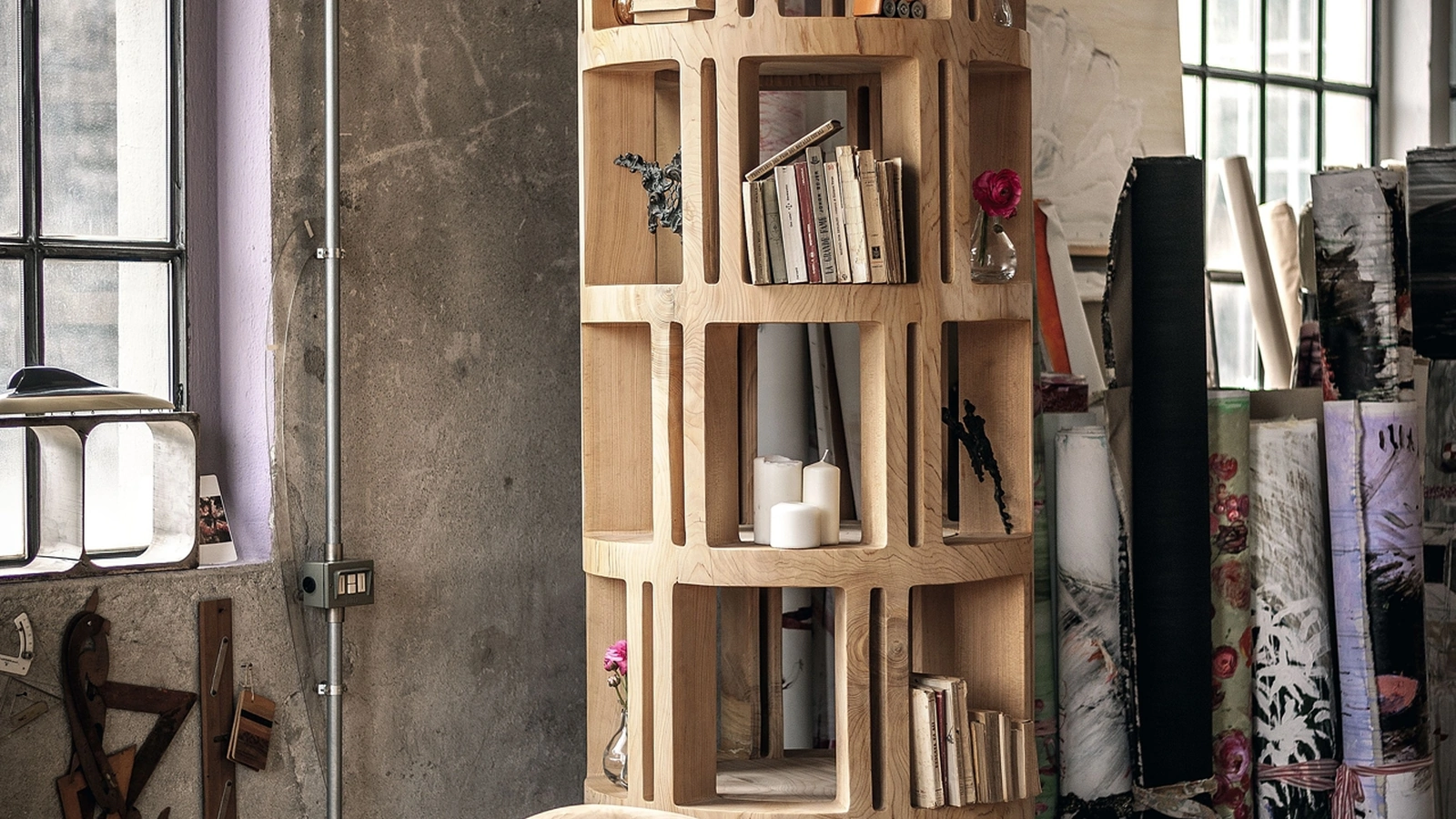 Libreria a colonna Torre Lignea realizzata in legno massello di cedro profumato lavorato da un blocco unico di Riva1920