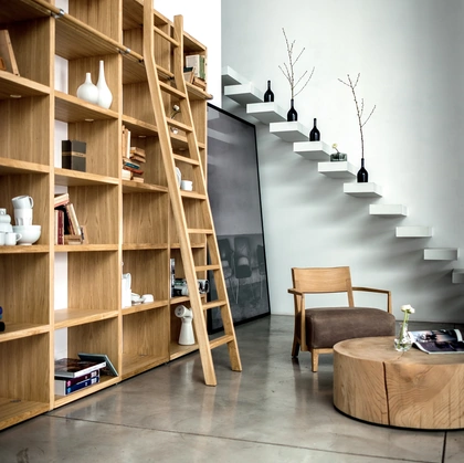 Libreria a muro Wallstreet in legno massello e listellare di Riva1920