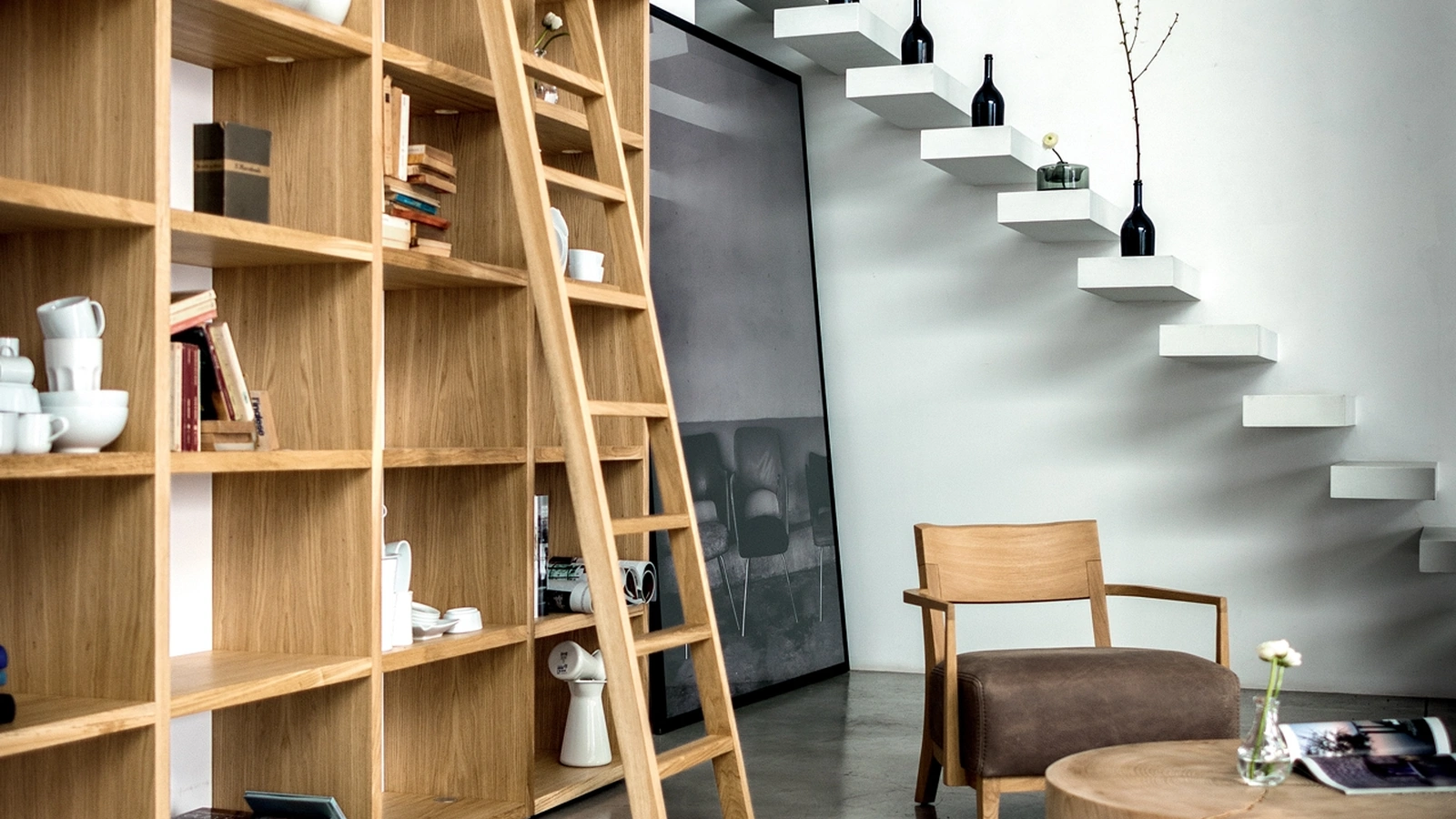 Libreria a muro Wallstreet in legno massello e listellare di Riva1920