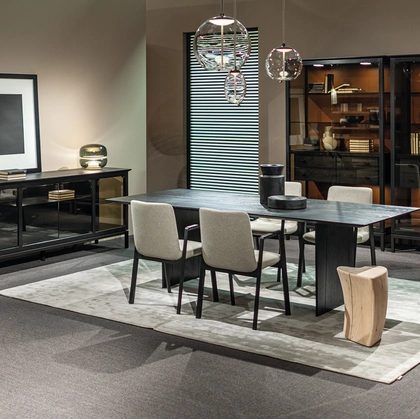 Madia Ada con ante in vetro e struttura in legno massello di Riva1920