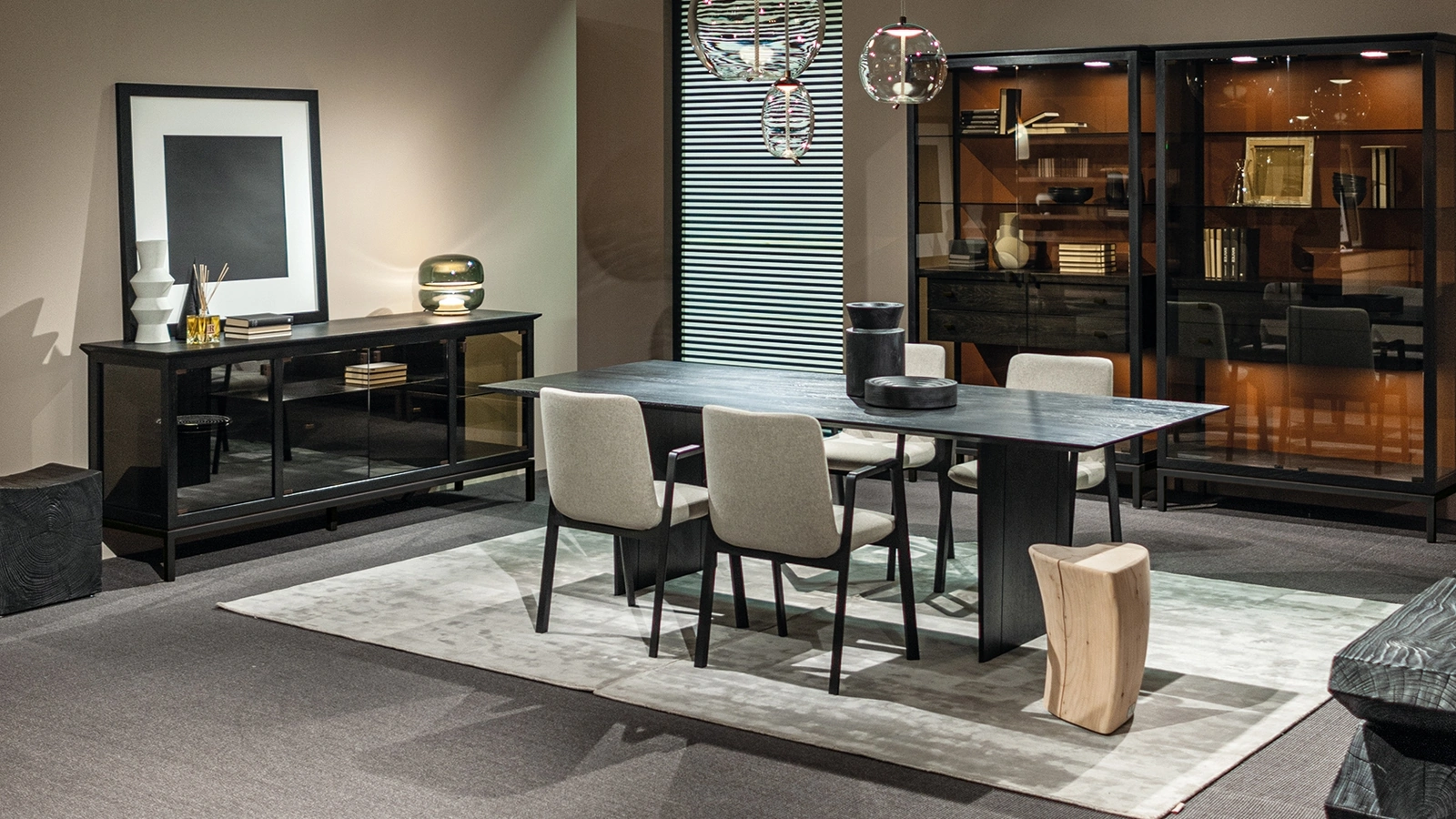 Madia Ada con ante in vetro e struttura in legno massello di Riva1920