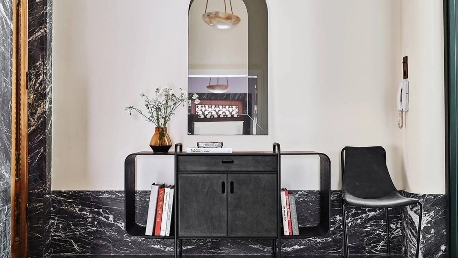 Madia Apelle con struttura in metallo e ante rivestite in pelle di Midj