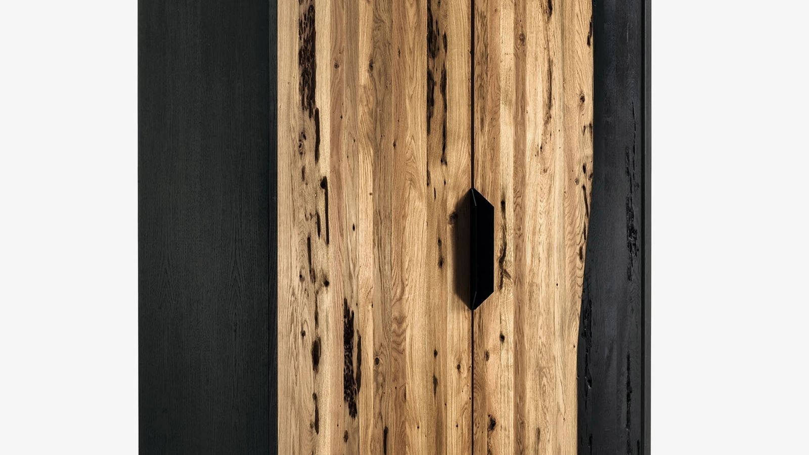 Madia Alta Fire High in legno massello e listellare di Briccola con parti in rovere pigmentato total Black di Riva1920