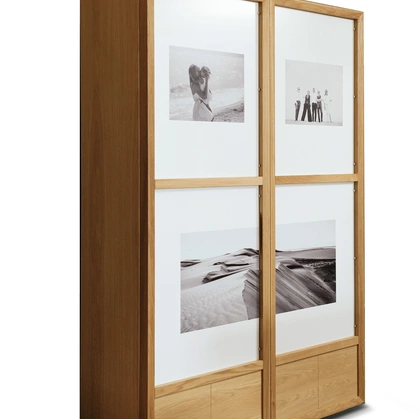 Madia Alta Neka in legno caratterizzata da ante a cornice per esporre foto di Riva1920